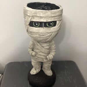 Mummy with green eyes